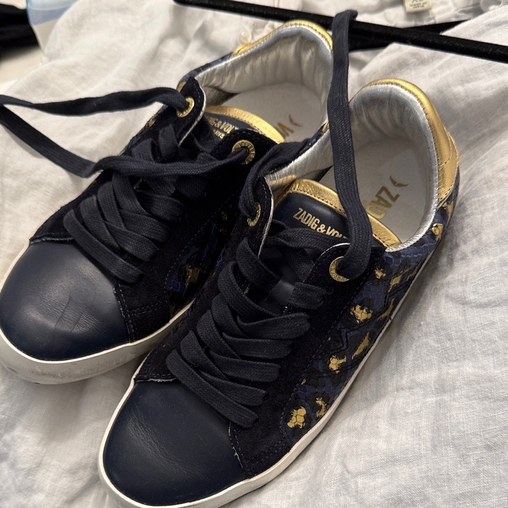 ZADIG AND VOLTAIRE NWOT Women's Navy and Gold Sneakers leather made in Italy 37